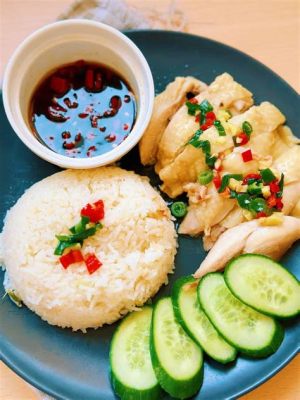   Hainanese Chicken Rice:  ジューシーな鶏肉と、香ばしい生姜風味のライスが織りなす、極上のハーモニーを体験せよ！